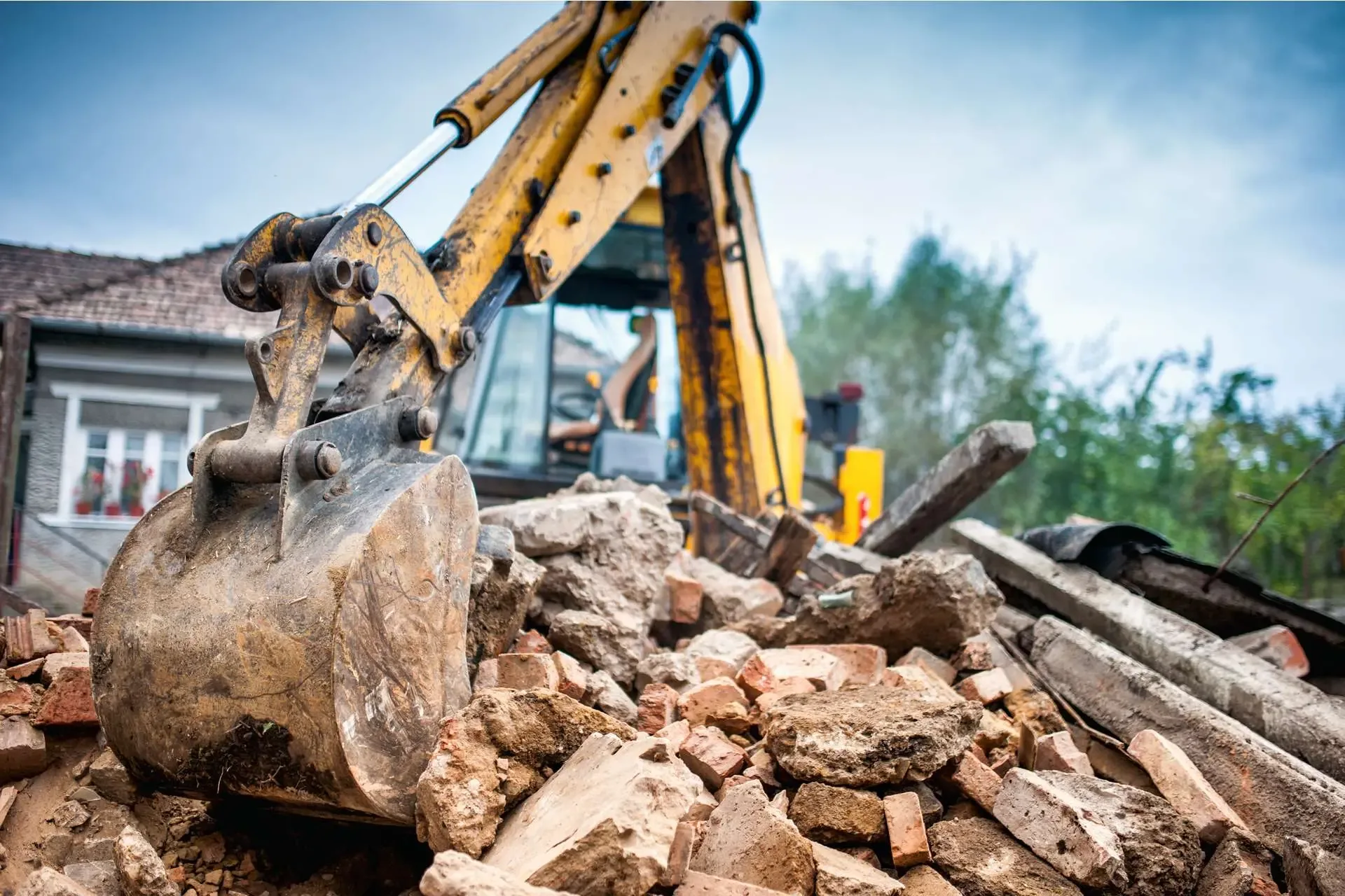 Bagger beim Rückbau von Mauerwerk