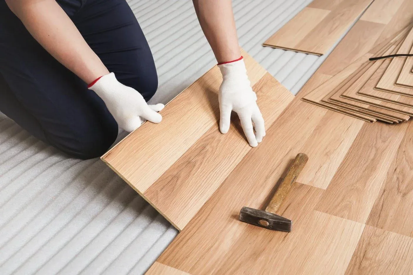 Verlegung von Laminatdielen in Holzoptik